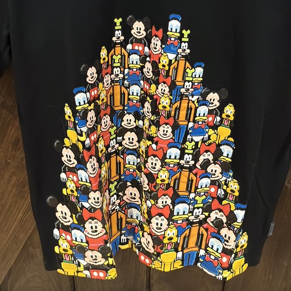 Disneyland Hong Kong size XL multi character short sleeve t-shirt - Picture 2 of 11